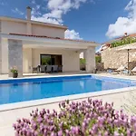 Schone Mit Pool- Meerblick- By Interhome *