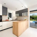 Case de vacanță Schone Mit Pool- Meerblick- By Interhome