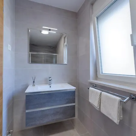 Schone Mit Pool- Meerblick- By Interhome *