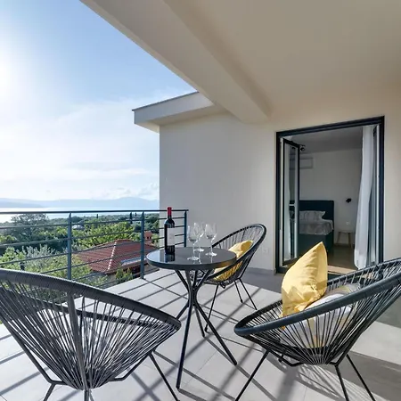 Schone Mit Pool- Meerblick- By Interhome *