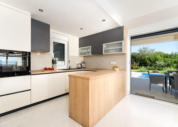 펜션 Schone Mit Pool- Meerblick- By Interhome