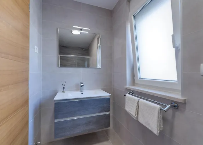 Schone Mit Pool- Meerblick- By Interhome *