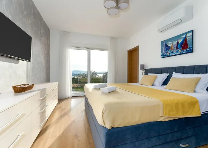 Schone Mit Pool- Meerblick- By Interhome *
