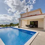 Schone Mit Pool- Meerblick- By Interhome Nyaraló *