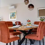 Schone Mit Pool- Meerblick- By Interhome Nyaraló *