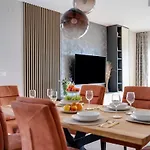 Schone Mit Pool- Meerblick- By Interhome Nyaraló