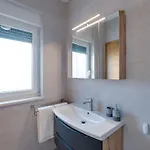Nyaraló Schone Mit Pool- Meerblick- By Interhome *
