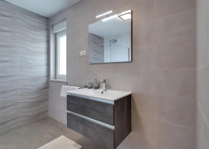 Schone Mit Pool- Meerblick- By Interhome