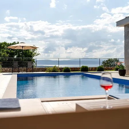 Schone Mit Pool- Meerblick- By Interhome