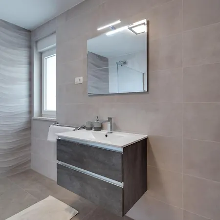 Schone Mit Pool- Meerblick- By Interhome