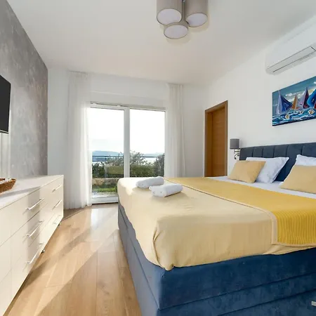 Schone Mit Pool- Meerblick- By Interhome *